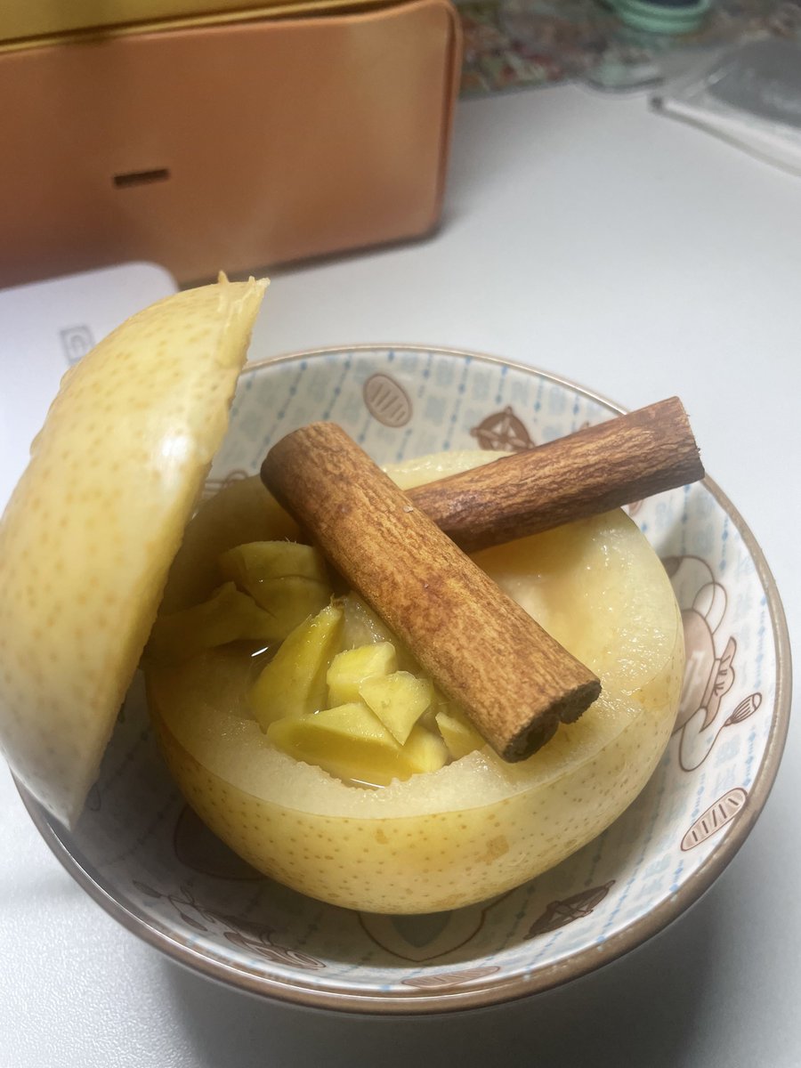 kurooporat's tweet photo. 6. Obat batuk

Pir, yang century oke yang singo oke.

Potong 1/3 atasnya, korek2 sampe berbentuk cekung, potong2 jahe seukuran ibu jari(?), kasih cengkeh dikit sama cinnamon. Kukus 20-30 menit.

Minum airnya, 2-3 hari sembuh insya Allah 🙏 https://t.co/pJiZlh8hB4