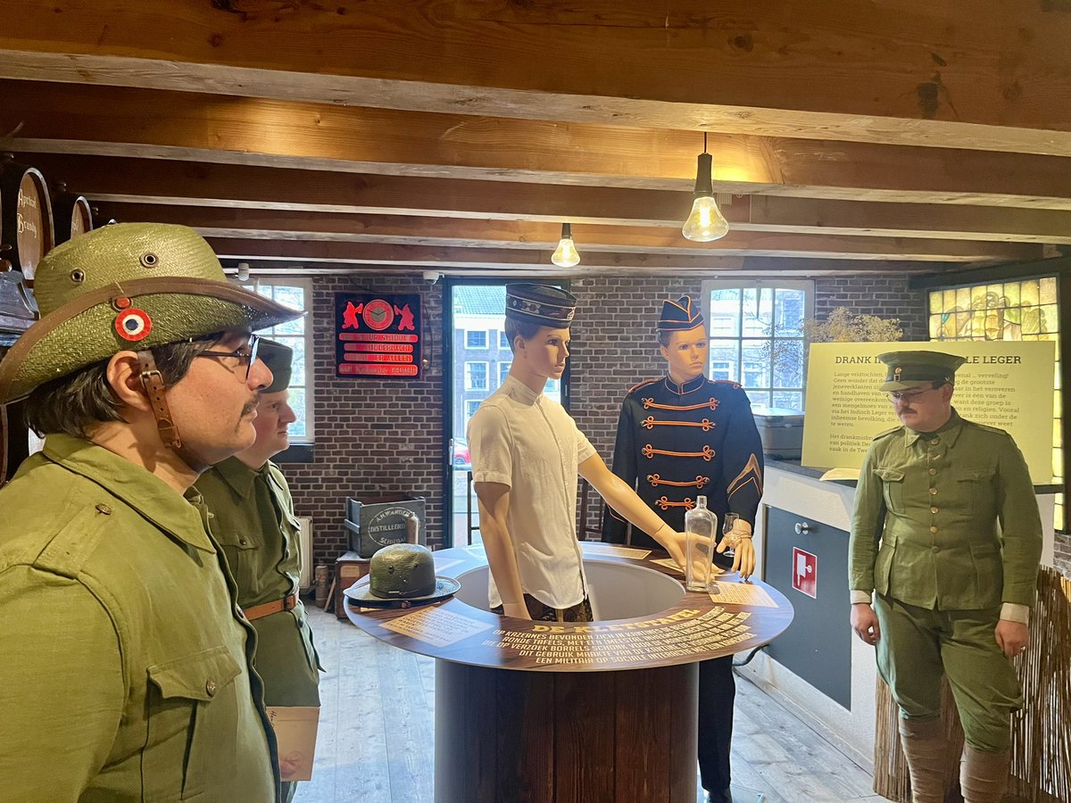 Vanmiddag is door @_NOUSCHI in het <a href="/jenevermuseum/">Jenevermuseum</a> de tentoonstelling Bittere Erfenis geopend. De tentoonstelling gaat over de relatie tussen jenever en het koloniale verleden en is nog te zien tot en met 16 maart 2025.