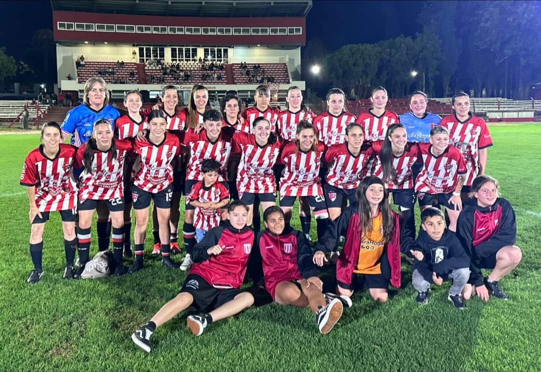 RomuloMChenlo's tweet photo. 100 años después que los hombres, ayer las mujeres de Florida jugaron su primer partido oficial. Hay un rezago imponente pero vale la pena festejarlo. Es la 1era Copa Nacional de Selecciones Femenina de @OFIUruguay . Se juega en series y sedes fijas como se explica en la nota👇 https://t.co/h2PajaA4Jq