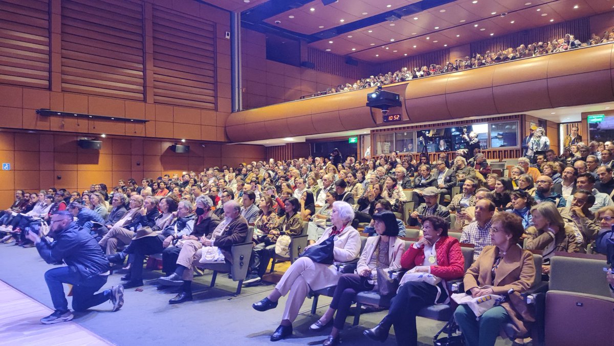 James Robinson, Nobel de #Economía 2024, vuelve a <a href="/Uniandes/">Uniandes</a> #VolverALosAndes
Siga la transmisión: 
👉 bit.ly/4igX4vp
