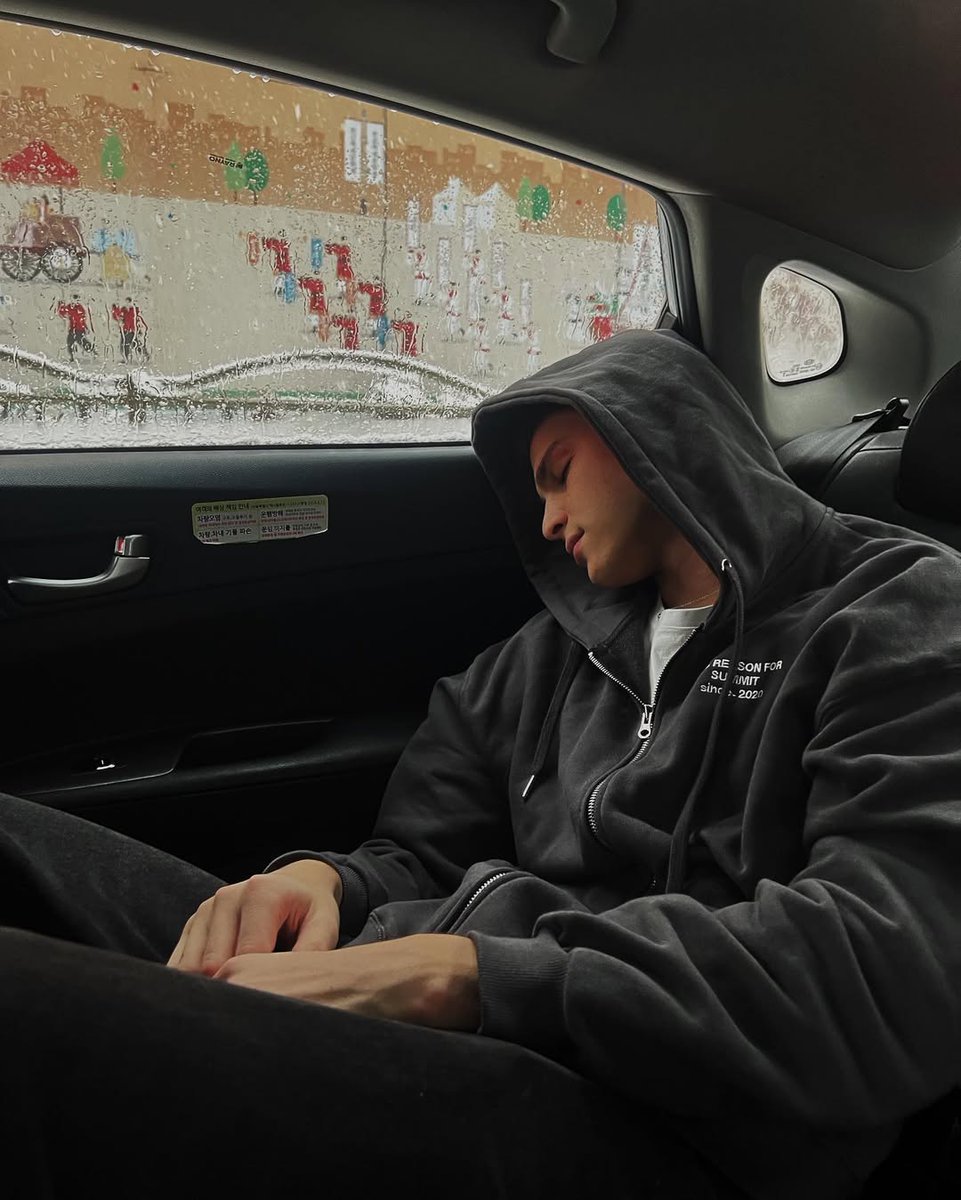 ⠀
⠀
⠀'  Hoje mais cedo, tive que resolver algumas coisas e acabei dormindo no carro do meu empresário. Que soninho bom, viu?
⠀
⠀