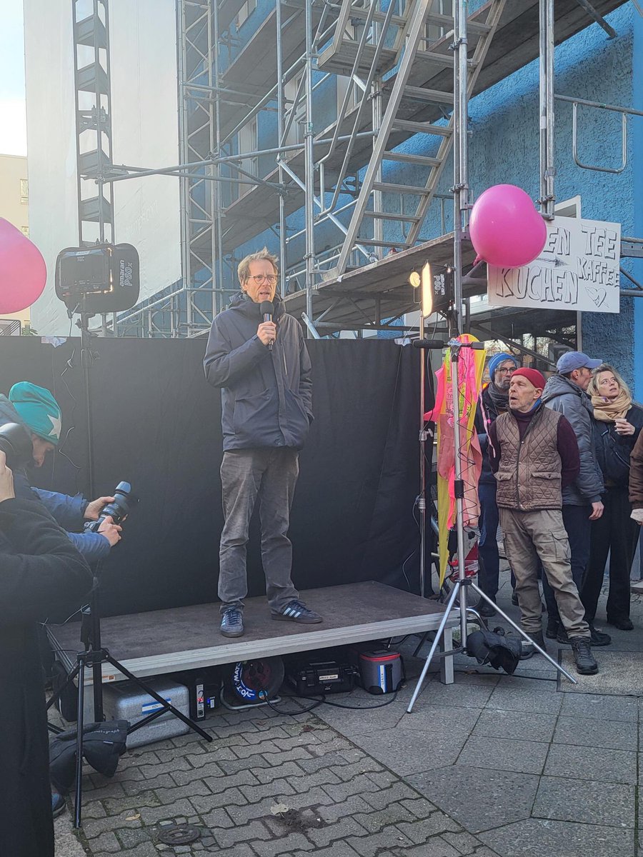 f_schmidt_BB's tweet photo. Tolle Kundgebung heute der Schönleinstr. 19. Das #Vorkaufsrecht muss ausgeübt werden. In den nächsten Wochen müssen alle an einem Strang ziehen. Der Fall ist besonders: Seit das @BA_Xhain das VKR prüft, werden die Bewohner bedroht. Die Polizei ist informiert. Solidarität mit #S19 https://t.co/3g80kUxIy5