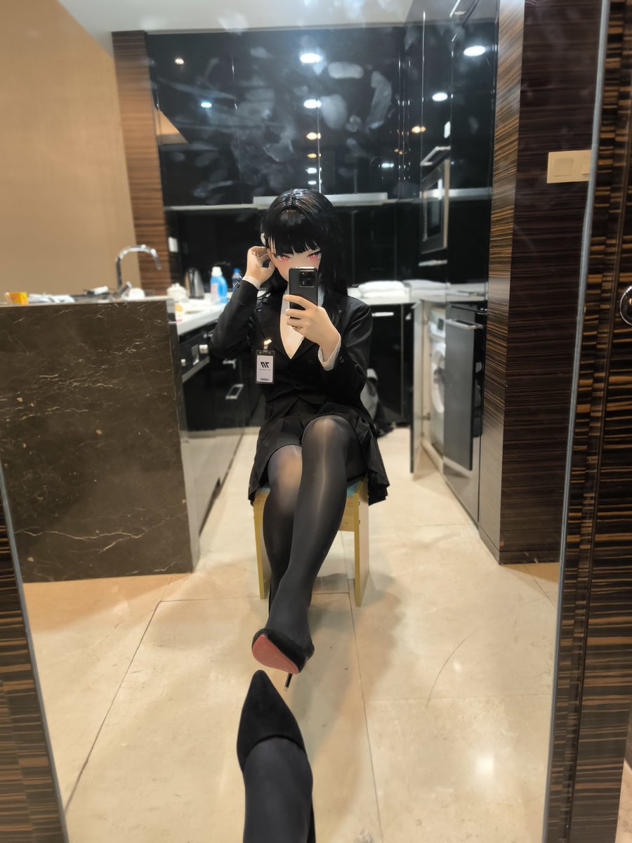 列表都是可爱小男娘，只有我是班味很浓的牛马老师（？）
 #着ぐるみと中身2024