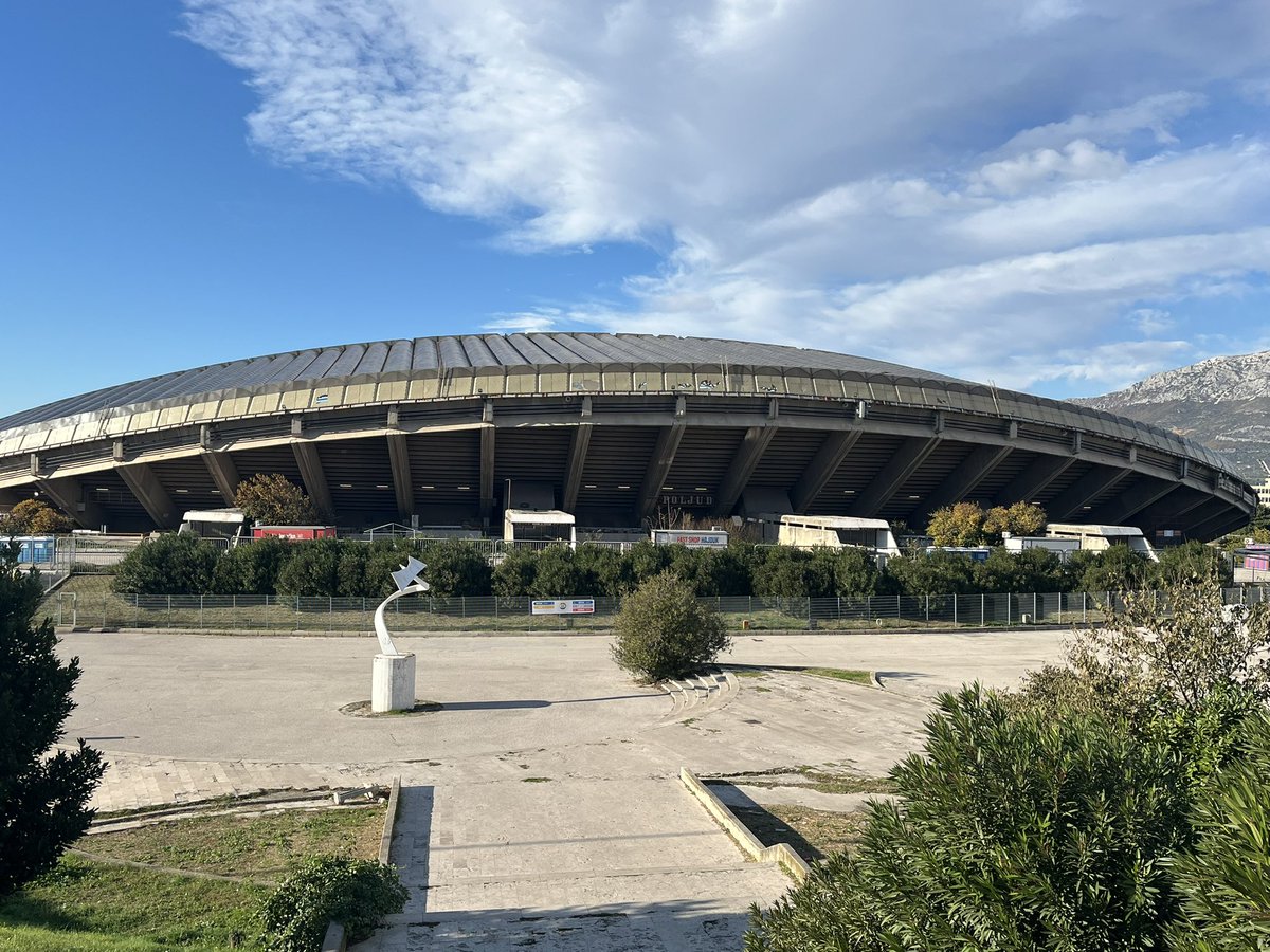 spits_j's tweet photo. Groundhoppen Hajduk Split. Prachtig verouderd stadion uit 1979. Nog geopend door Tito zelf. @Dirk_vanderMeij https://t.co/vdyvTaIz3h
