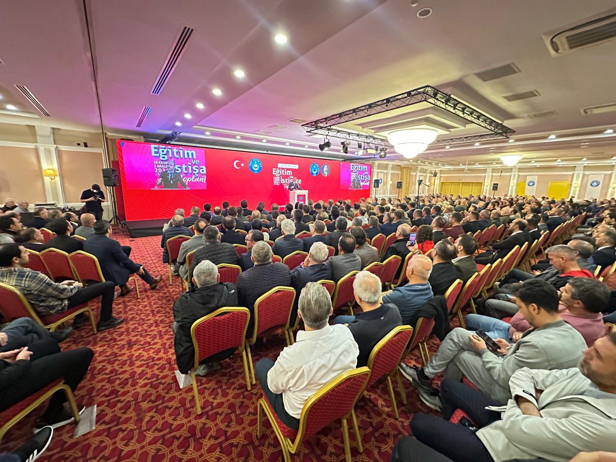 İlçe Temsilcileri Eğitim ve İstişare Toplantısı kapanış oturumuyla tamamlandı.
Sendikal mücadelemizi ihlas, fedakarlık ve azimle omuzlayan yol arkadaşlarıma teşekkür ediyorum.
İlçe başkanlarımın her biriyle gurur duyuyorum.
Allah hepsinden razı olsun.