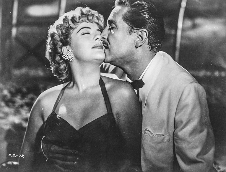 NPMatu's tweet photo. El cine de Silvia Pinal recorre géneros, estratos sociales y con ello obtiene el reconocimiento de la crítica y el amor del público.

Del cine popular, a los festivales internacionales, del arrabal a las mansiones. El cine de Silvia, es el de un México en construcción. (1/3) https://t.co/4yMejW9Mnj
