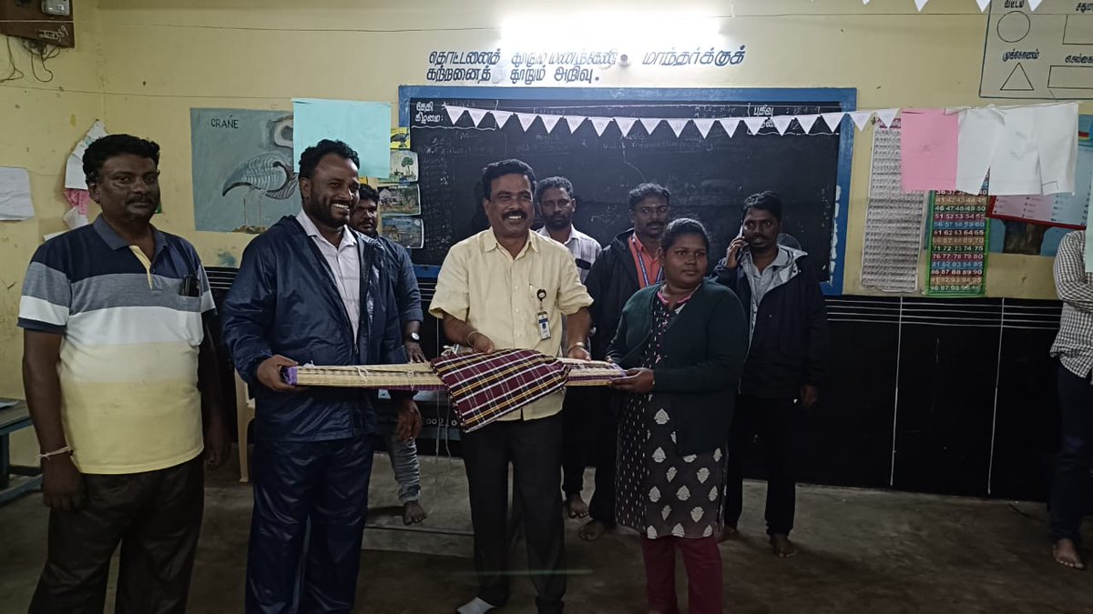 ஃபெஞ்சல் புயல் காரணமாக பிஞ்சிவாக்கம் ஊராட்சியில் தாழ்வான பகுதிகளில் வசிக்கும் 
பொதுமக்கள் தொடக்க பள்ளியில் தங்க வைக்கப்பட்டுள்ளனர். தொடக்க பள்ளியில் ஜெனரேட்டர் மூலம் மின்சார வசதி செய்து தரப்பட்டுள்ளது. அவர்களுக்கு பாய் மற்றும் பெட் -ஷிட் வழங்கப்பட்டது.
#cyclonefengal