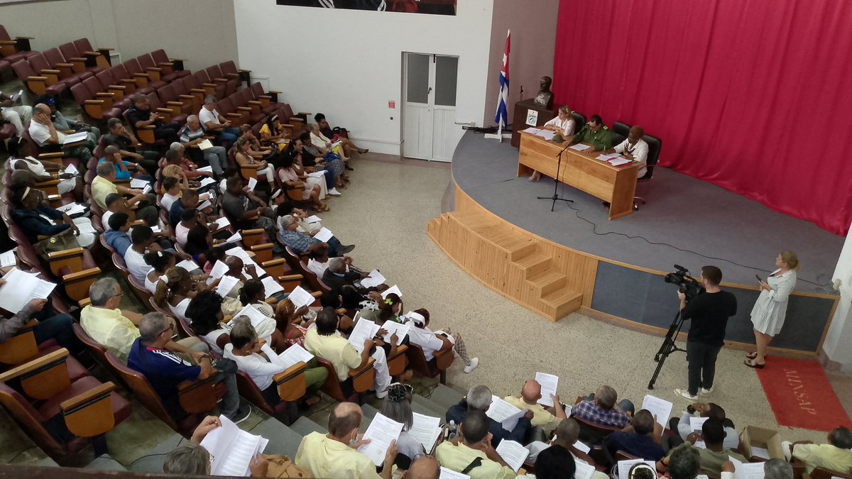 LeodanPerez349's tweet photo. Con la presencia del Presidente de la #ANPPCuba, Esteban Lazo Hernández, sesiona la Asamblea Municipal del Poder Popular de Arroyo Naranjo.
#ArroyoSeMueve
🇨🇺🇨🇺 https://t.co/6AfFTcWhFQ