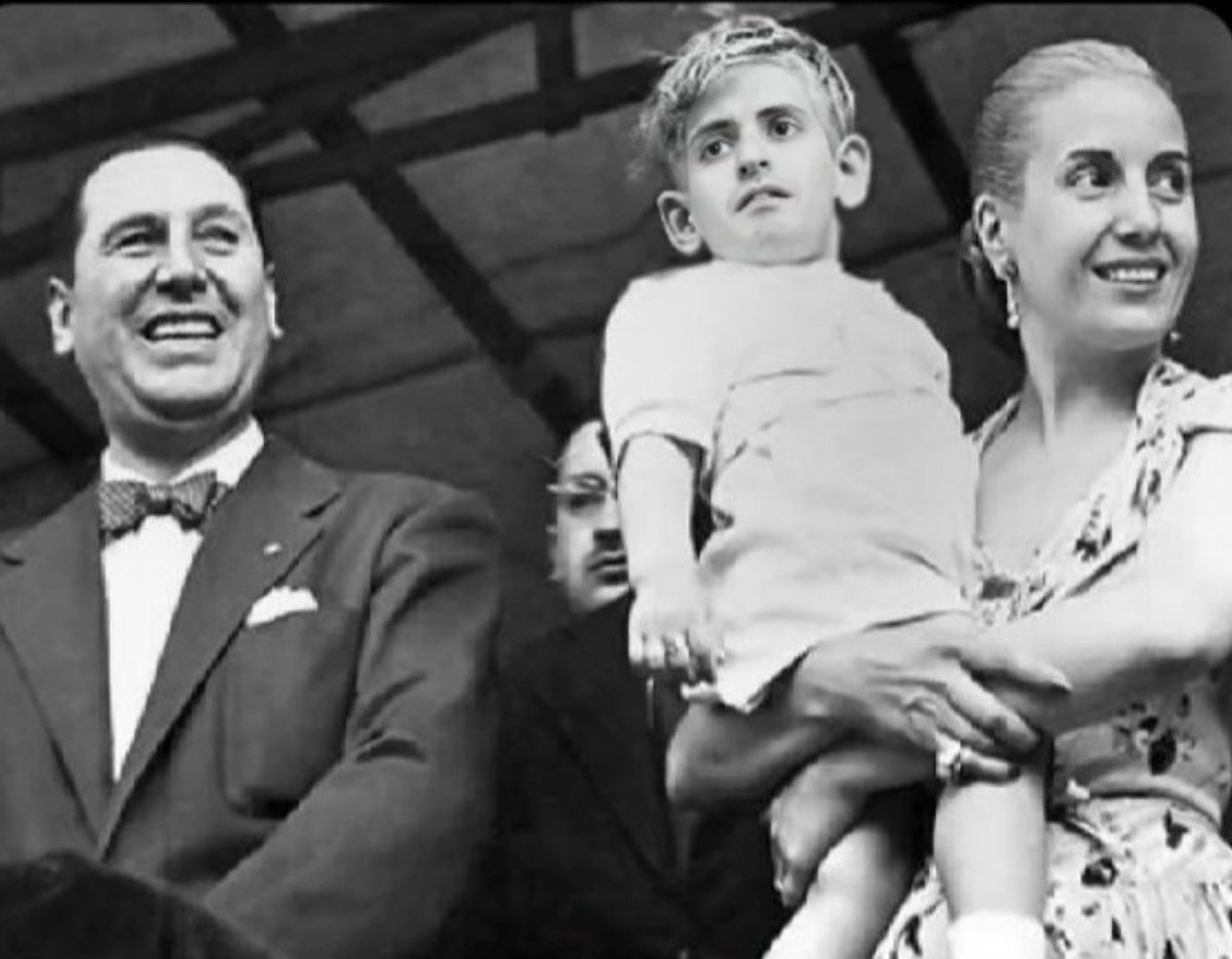 soymercano's tweet image. A que no adivinan quién es el nene que está en los brazos de Evita?........