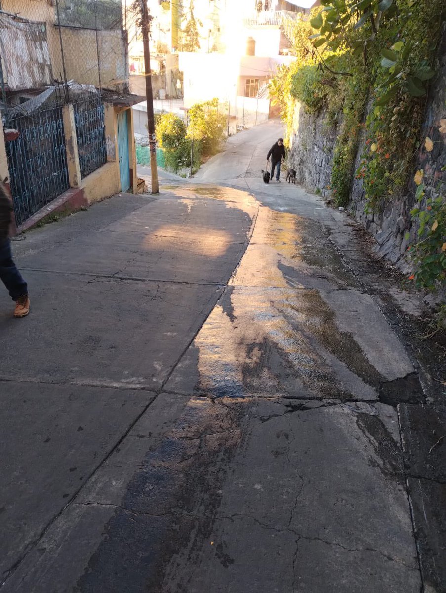 tami_cabrera83's tweet photo. @SacmexCDMX hola 👋 hay una fuga de agua en la calle rosales mamzana 4LT ,colonia el pirul Santa Fe , Alcaldía  Álvaro Obregón #fuga #santafe #sacmex @AlcaldiaAO https://t.co/WwHZeQPcBT
