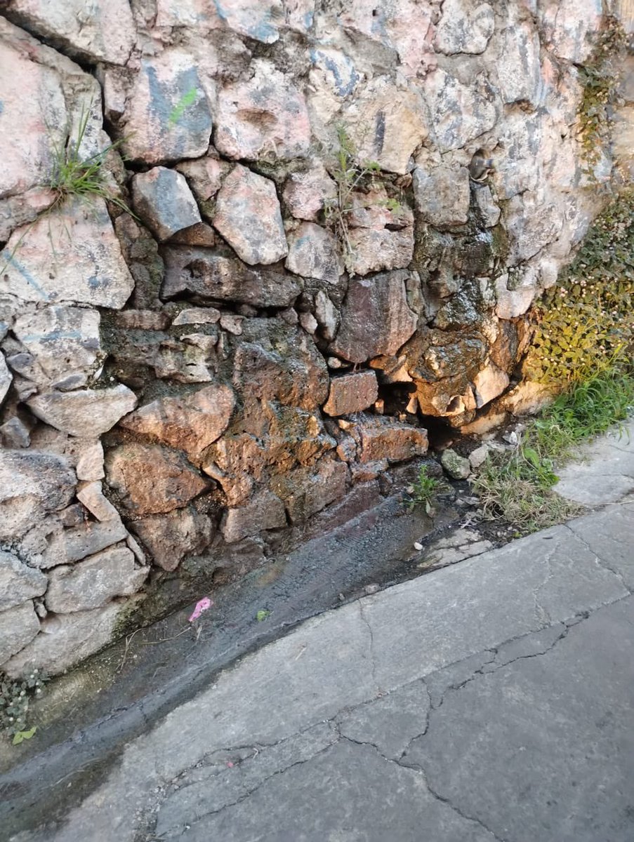 tami_cabrera83's tweet photo. @SacmexCDMX hola 👋 hay una fuga de agua en la calle rosales mamzana 4LT ,colonia el pirul Santa Fe , Alcaldía  Álvaro Obregón #fuga #santafe #sacmex @AlcaldiaAO https://t.co/WwHZeQPcBT