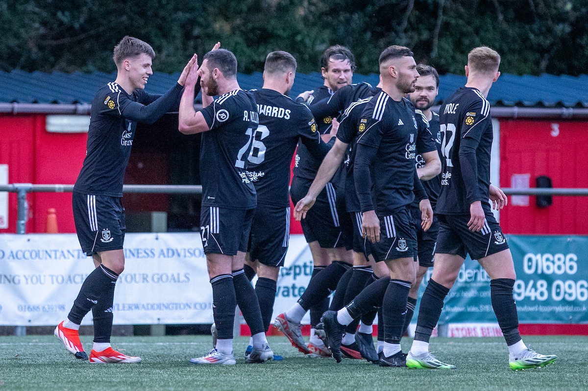 CymruLeagues's tweet photo. 🙌 @the_nomads are flying at Latham Park! 

#JDCymruPremier https://t.co/VtVCfzObsK