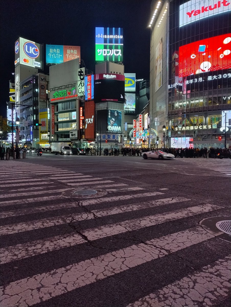 30/11/24 Tokyo 
My legs were sore from walking a lot the day before so today i decided to go for a morning run because I hate myself 🙃 visiting Tokyo is truly a unique experience and it was interesting to see some moments of everyday life while getting lost in the streets of the