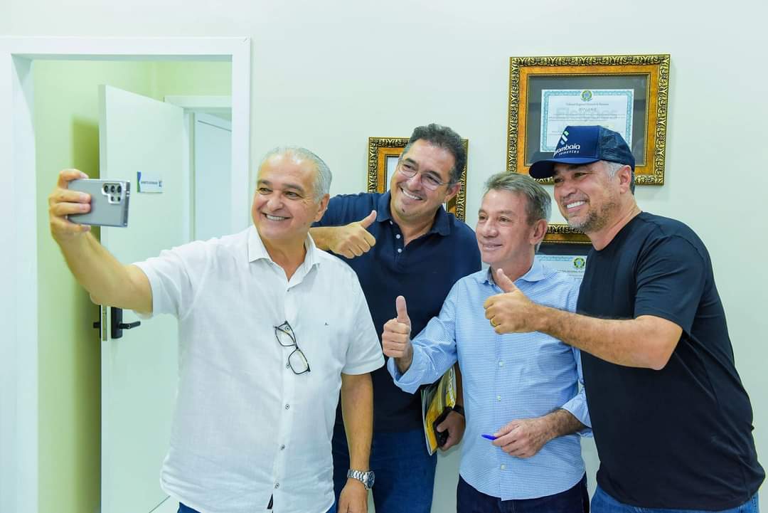 aluizionassi's tweet image. Hoje recebemos empresários e produtores de Goiás, os irmãos Luciano e Leandro da Milhão Ingredients, Hélcio e o José Brandão da Marambaia Sementes.

#Agro_Roraima
#Roraima_AMelhorFronteiraAgrícolaDoBRASIL
#Cerrado_Roraima
#RoraimaEstadoLuz 🌞
#AtraçãoDeInvestimentos 🏁🏁🏁