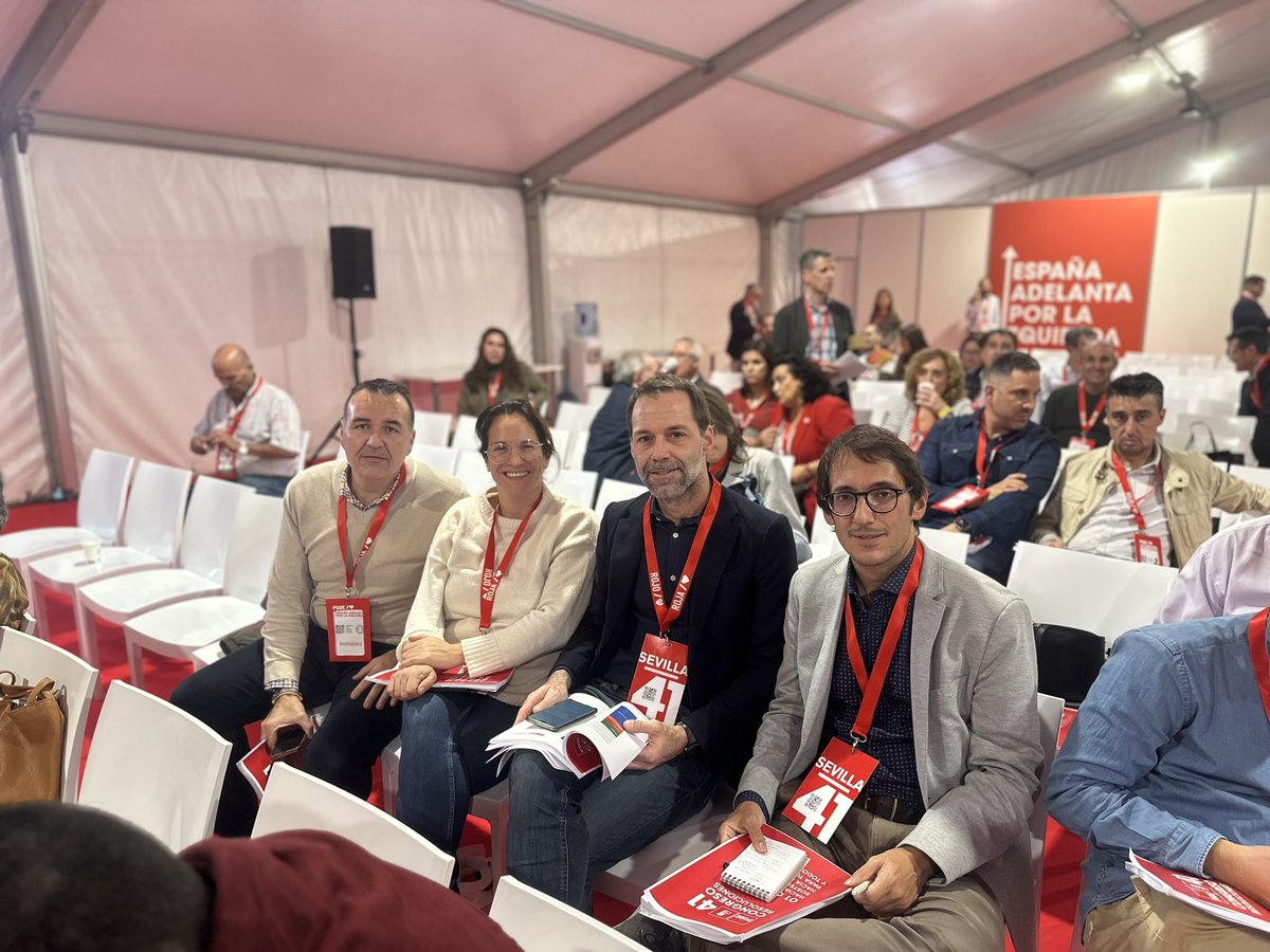 psibpsoe's tweet image. 💪🌹La feina no atura!

📝 Moment de debatre idees per definir el full de ruta per als pròxims anys