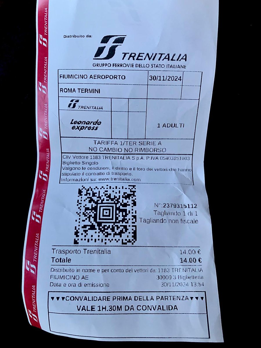 theoldphoebe's tweet photo. Leonardo Express sospeso. Turisti e romani avvisati solo una volta giunti alla stazione di FCO. Bus sostitutivo con stesso prezzo del trenino a 14 euro ma durata viaggio doppia. E’ in questo modo che @Frecciarossa_IT si prepara ad accogliere i pellegrini per il #Giubileo? https://t.co/oR24UaPJaB