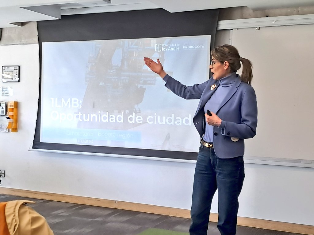 dhidalgo65's tweet photo. María Carolina Castillo @ProbogotaRegion
L1 @MetroBogota es una oportunidad para desarrollo urbano orientado al transporte sostenible
Densificar el corredor, participación y cultura ciudadana
Laboratorio con @inguniandes
#VolverALosAndes https://t.co/fmS87fRymD