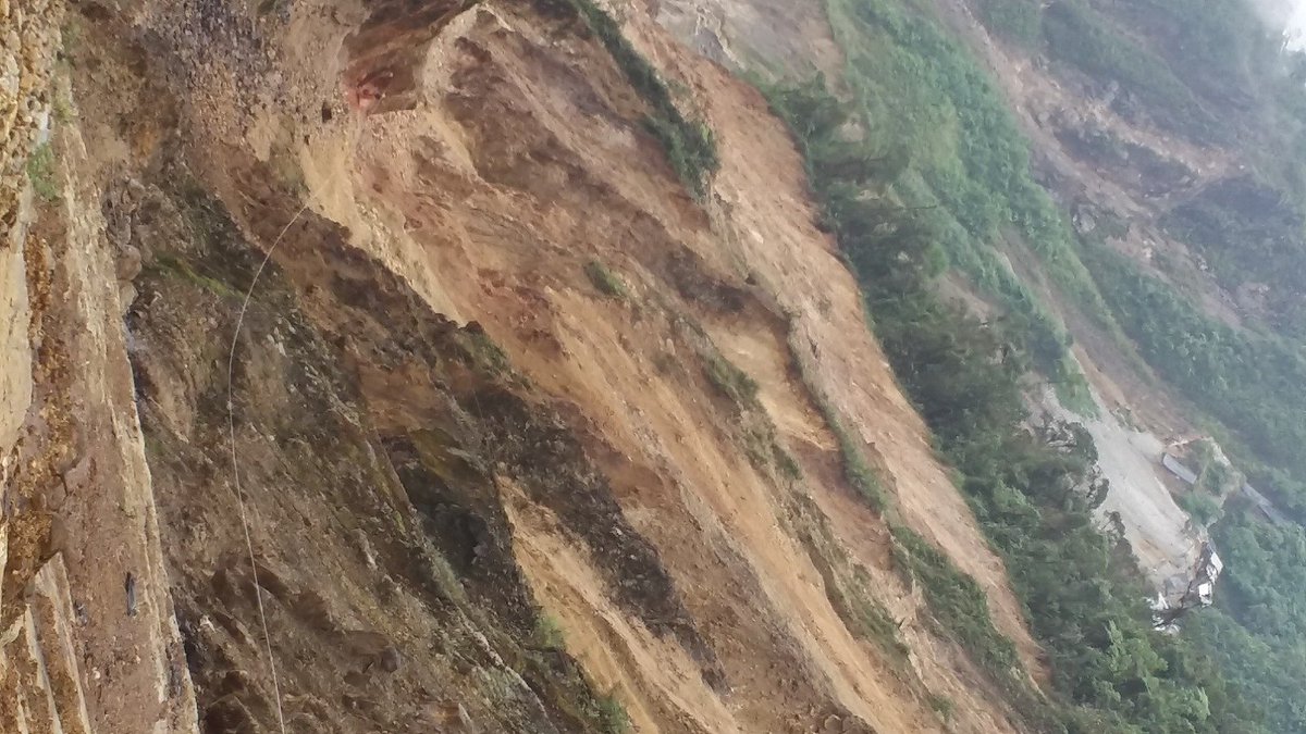 Pedro_vrae's tweet photo. Nuevamente #mineros ilegales #ecuatorianos y #colombianos armados, invaden territorio #peruano por la zona de Cumpana, dist El #Cenepa prov Condorcanqui (#Amazonas). Según nativos del lugar, los invasores operan con 10 excavadoras y otro número similar de dragas. https://t.co/DSab0rrxS3