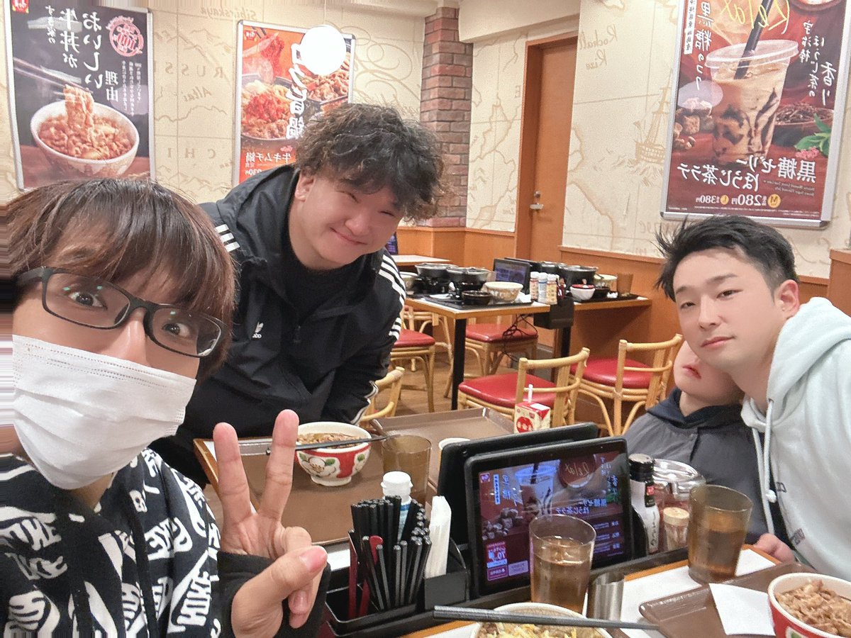 この人ら難波まで来てすき家行く。
＃ネオカワチ