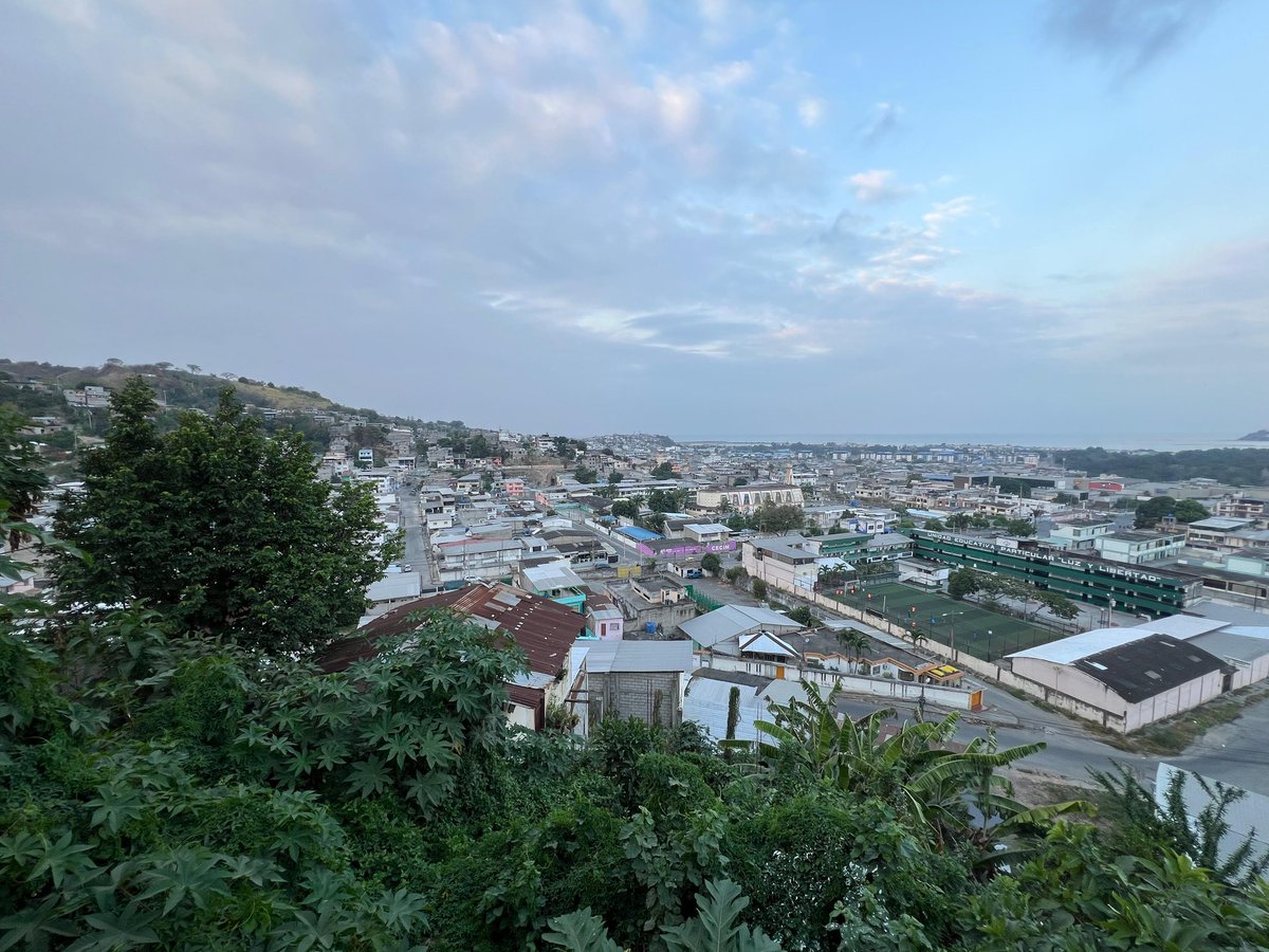 PaolaCabezasC's tweet photo. ¡Maravillosa panorámica de #Esmeraldas desde #SantaCruz, barrio #JuventudProgresista. La organización y la unidad es el camino.
#ElPoderDeLaGente 💚 https://t.co/rP2IJjuMoP