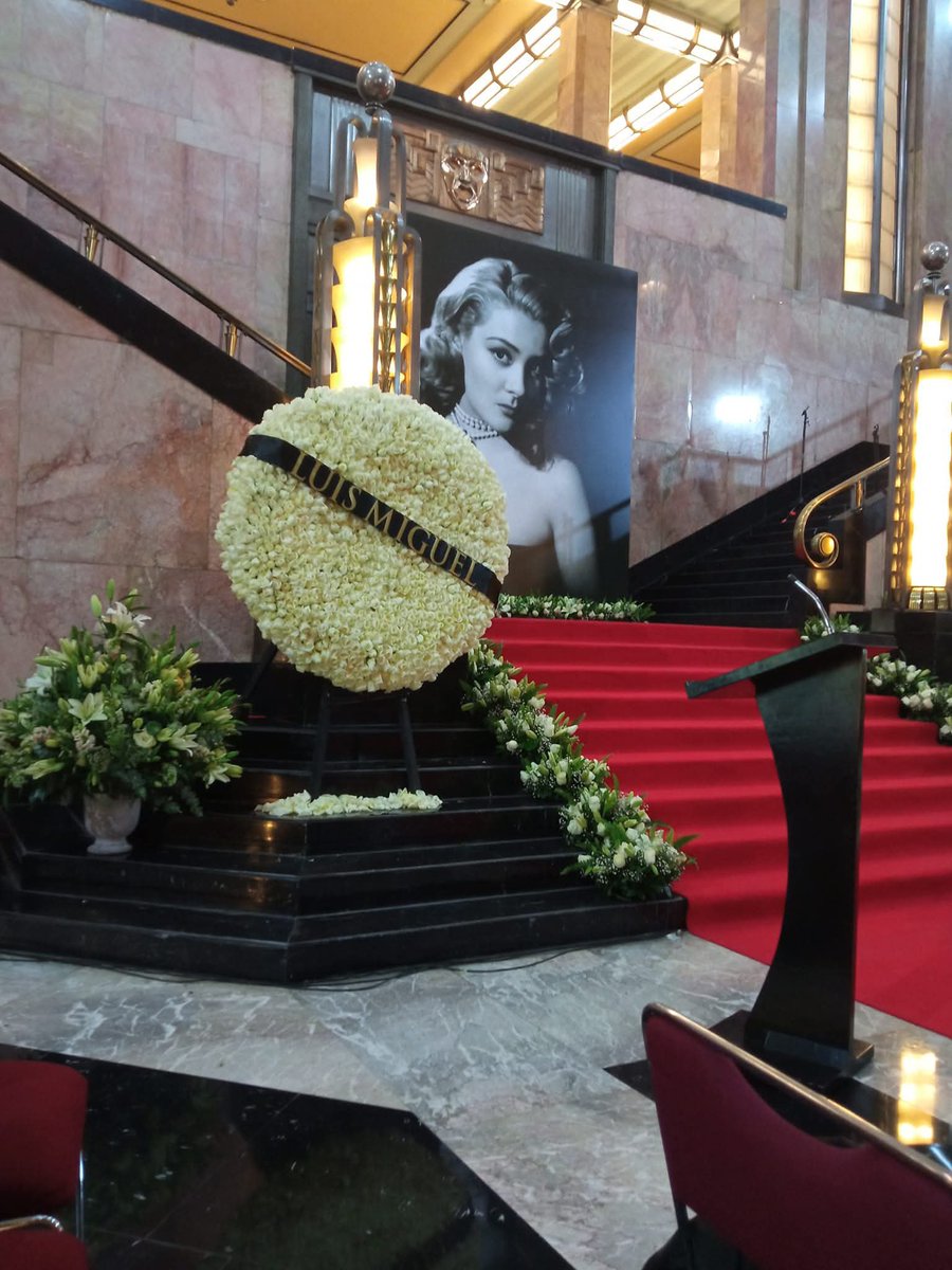 Este es el arreglo floral que mandó Luis Miguel, es una corona de Rosas Blancas con más de mil rosas la diva Doña Silvia  Pinal!  Se encuentra ya en el Palacio de las Bellas Artes