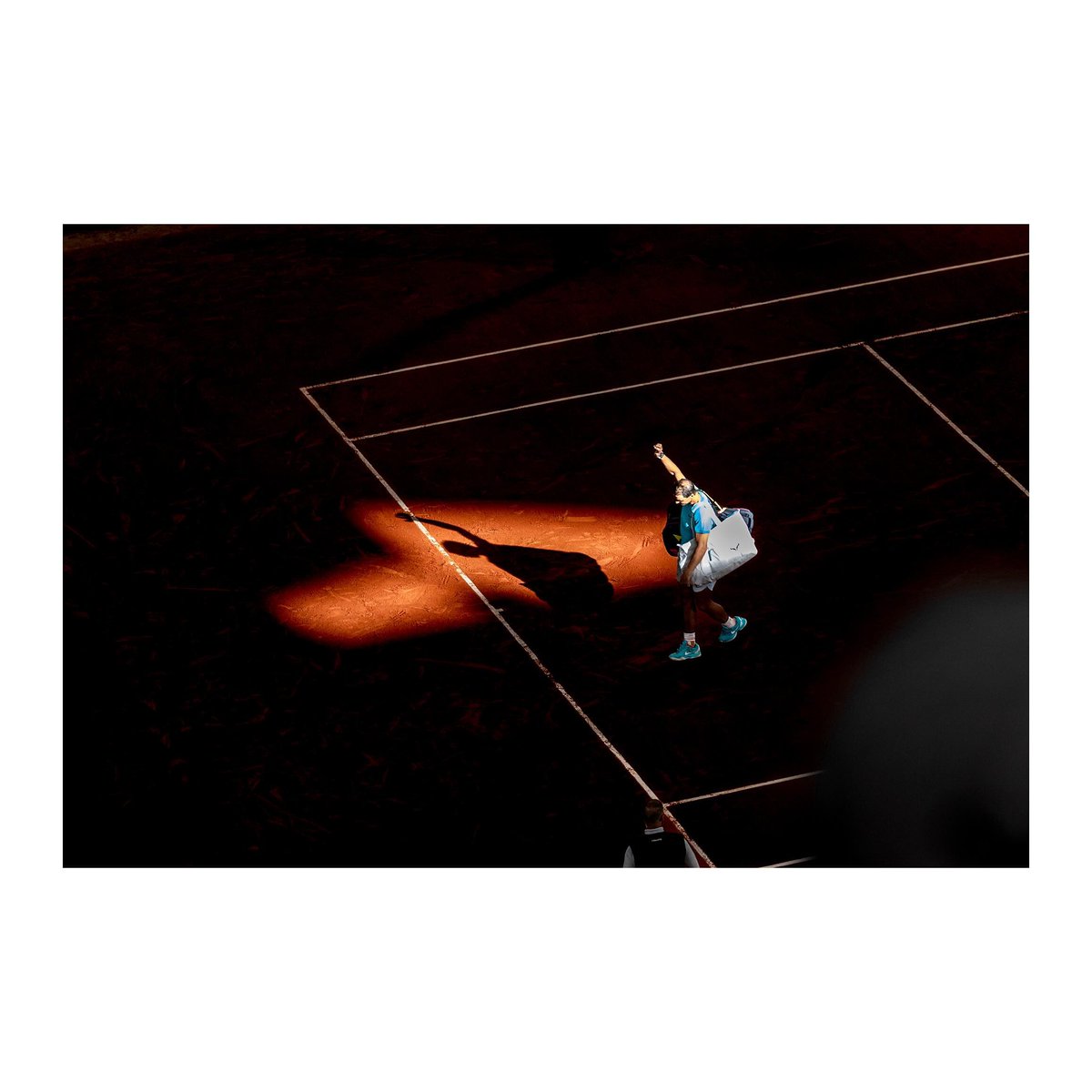 This photo of Nadal leaving Court Philippe-Chatrier after his final Roland-Garros won the Richard-Martin Award for Best Amateur Photo of the Year!

The photographer is 25-year-old Agathe Monier, a spectator that day, who managed to capture Nadal's shadow inside a heart of clay 🧡