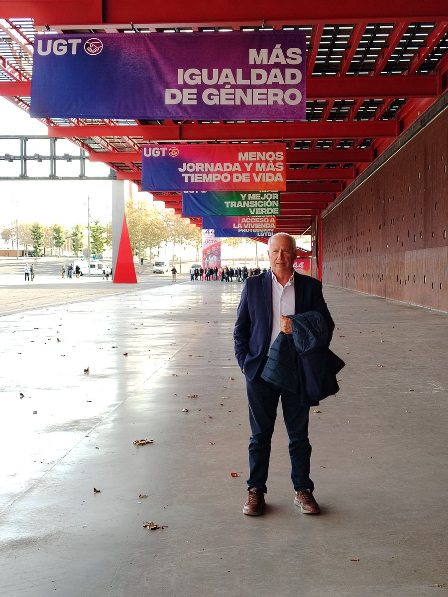 j_manuelsoler's tweet photo. @ufpol Serafín Giraldo aplaudiendo discursos 44 Congreso @sanchezcastejon
@SG_UGT🌹
Mensaje:FRENAR EXTREMA DERECHA🙆Extraña sanción observar esa situación.Todo está siendo distinto en ese sindicato policial. LA INTERNACIONAL de fondo 😅 jornada inolvidable. Saludos fraternales! https://t.co/364aYGTWG0