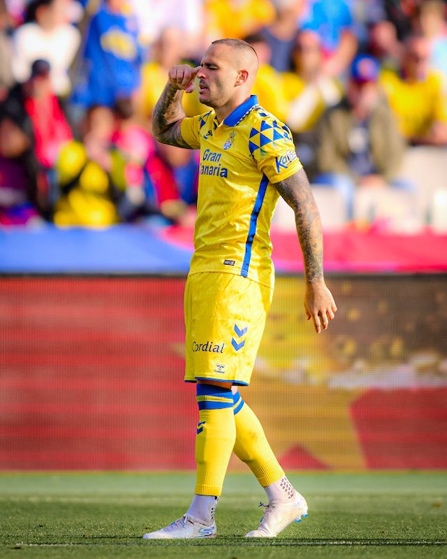 sandroramirez9's tweet photo. Esfuerzo, compromiso y fe 💛 Victoria importante en un campo muy complicado gracias al trabajo de todos. Feliz de ayudar con un gol al equipo ⚽ ¡Seguimos luchando! 🫡 https://t.co/cgMNHSyZyb
