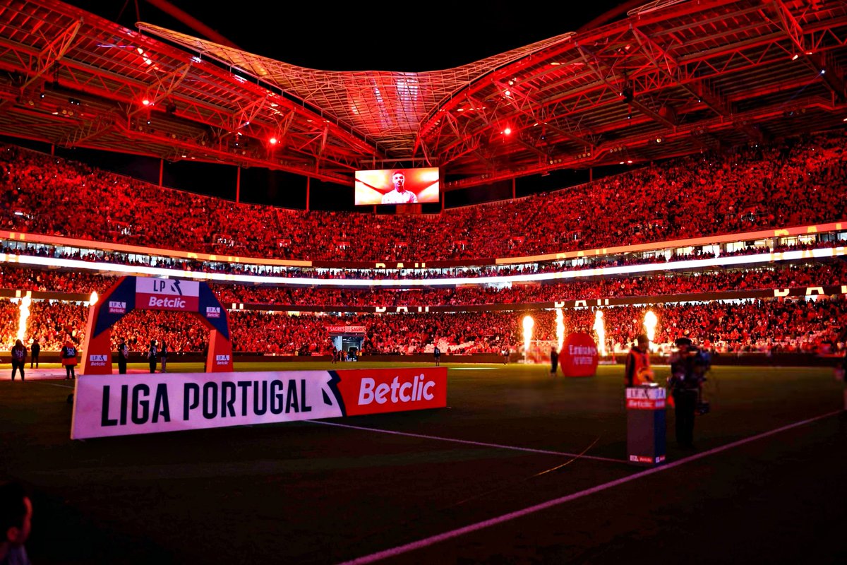A lotação do Estádio da Luz vai ser aumentada para 70 mil lugares, revelou Rui Costa.