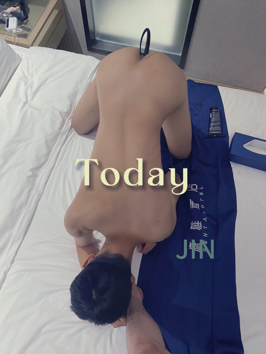 插着狗尾巴的小狗正享受