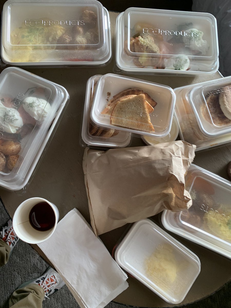 #GMFolks 😊
가족들은 룸에서 뒹굴 난 The hotel restaurant to pick up breakfast for my family ㅠㅠ