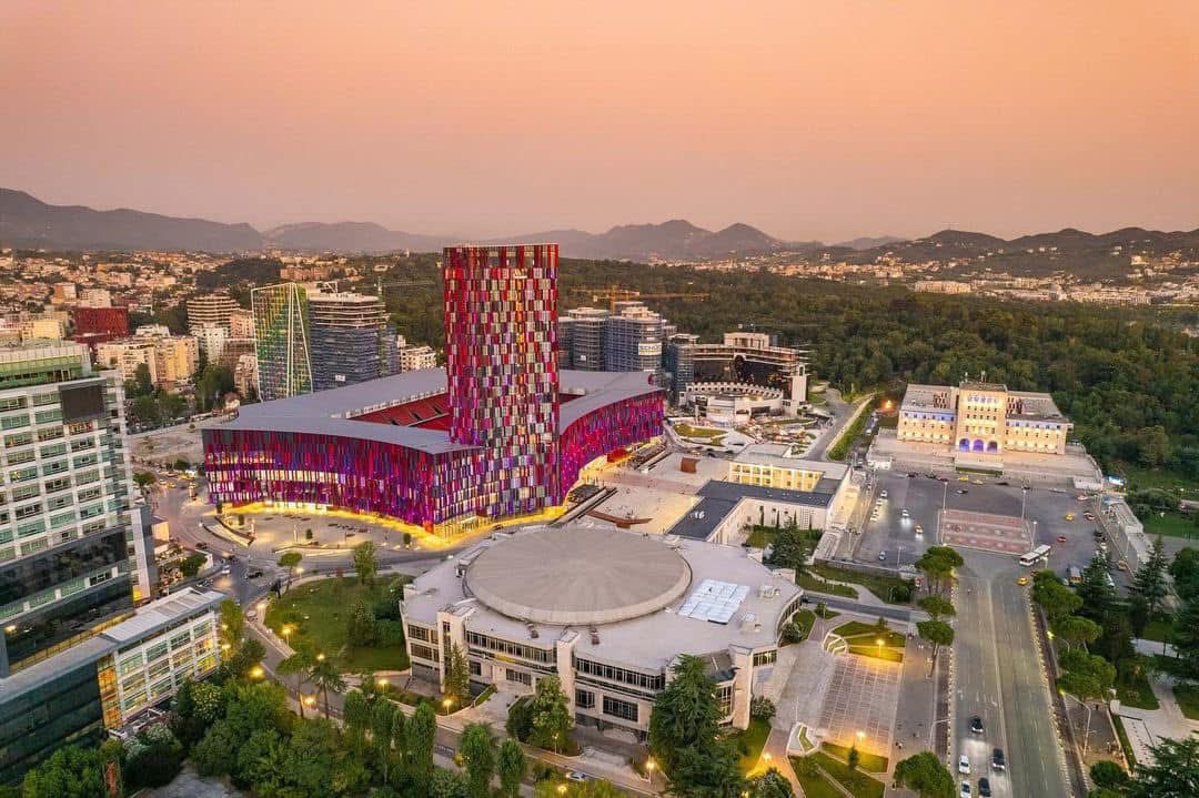 🇦🇱 Tirana në top destinacionet e 2025! 🌍

Revista spanjolle “Dimensión Noticias” ka vënë kryeqytetin tonë në hartën e aventurave të reja turistike! ✈️ 🏙️ Nga sheshi “Skënderbej” te mikpritja që të bën të ndihesh si në shtëpi ! ❤️