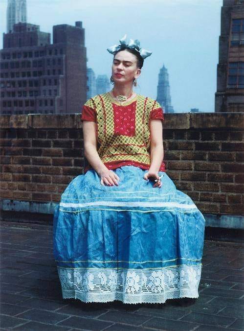 “A veces hay que seguir, como si nada, como si nadie, como si nunca.”
📷 Frida Kahlo en Nueva York . Fotografía de Nickolas Muray.