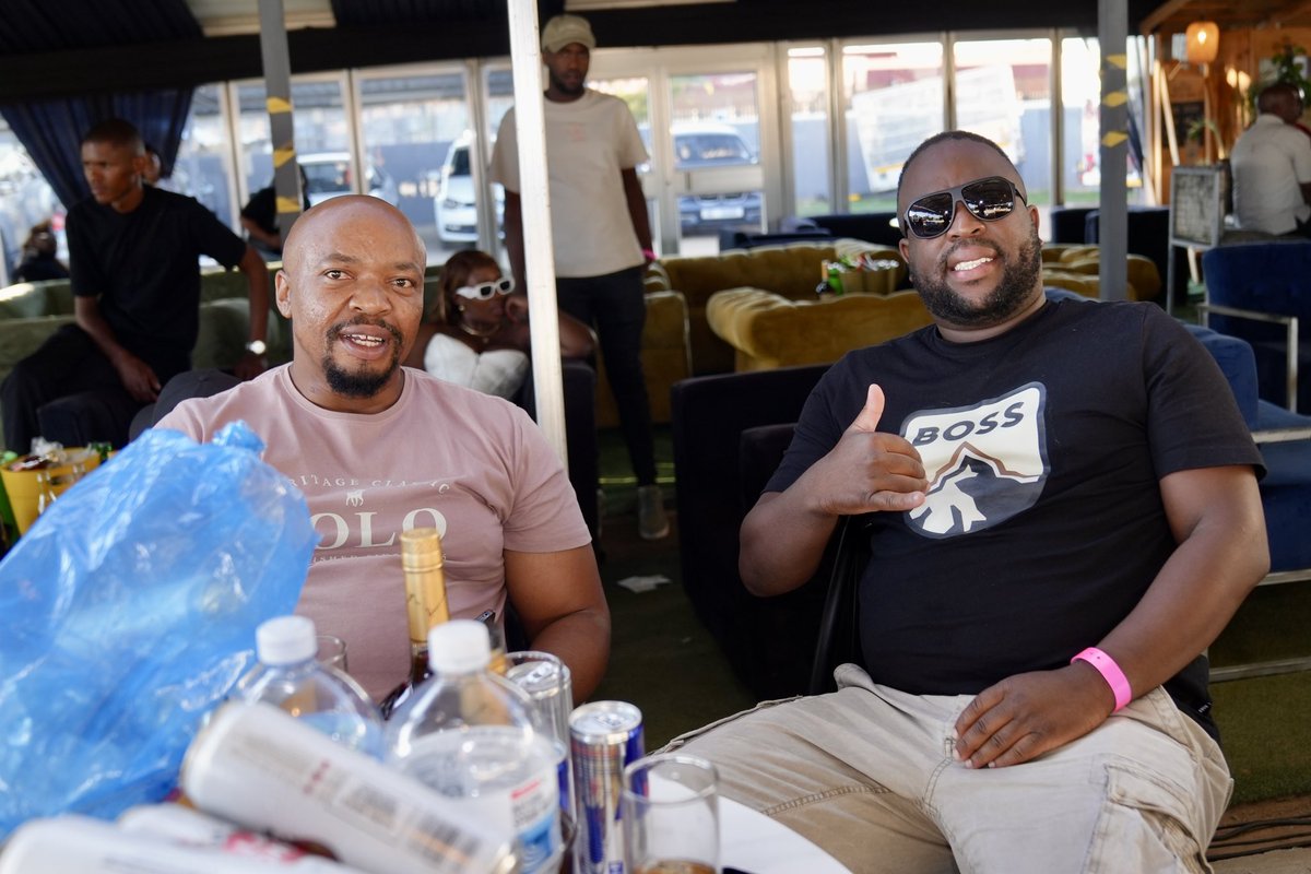 gagasifm's tweet photo. Abantu abaziyo ukuthi sekulate blind sebefikile eScrapyard Lounge - Newcastle. Akulona usuku lokuhlala endlini lolu🤞🏾🔥Uzobezwa bazothi bayasukelwa 👀🤣
#GagasiFM #ScrapyardNN #BirthdayCelebration
#YearOfTheGoat https://t.co/mwMgyktoNv