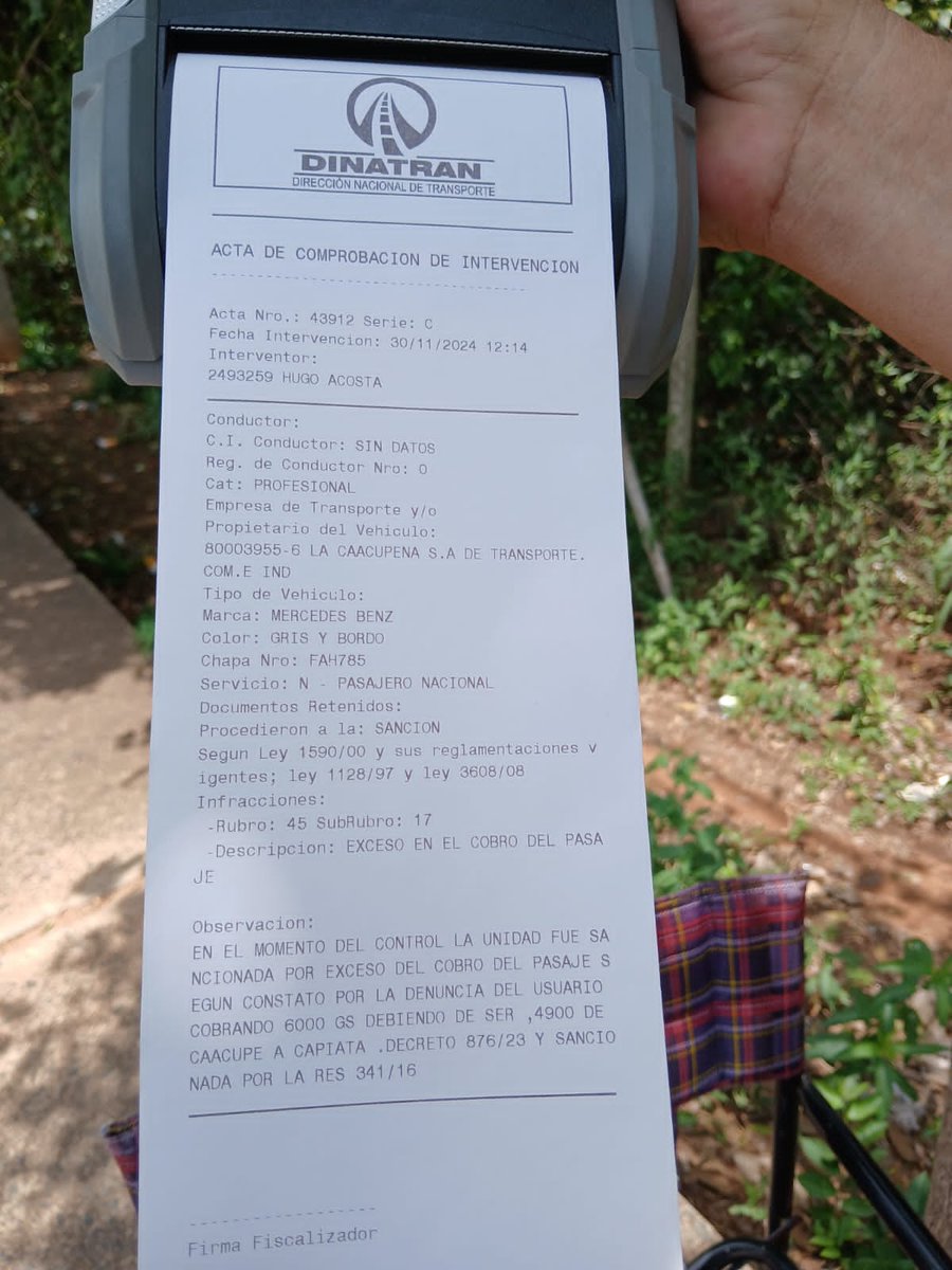 #OperativoCaacupé 📷 | Primeras intervenciones y multas por cobro indebido de pasaje.

Tras denuncias recibidas al whatsapp 0962 352235, la <a href="/dinatranpy/">Dirección Nacional de Transporte - Paraguay</a> intervino mediante fiscalizadores de manera inmediata un caso de cobro indebido en una unidad de la empresa "La Caacupeña".