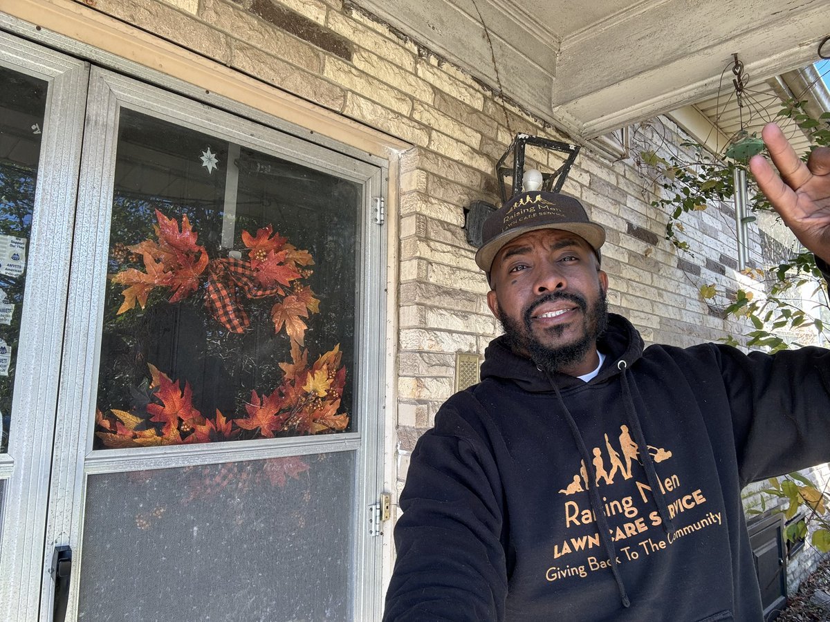 iamrodneysmith's tweet photo. This morning  I had the honor of mowing Mr. Berchekas lawn, he was inside resting . He is also a veteran . Sir, we thank you for your service . Making a difference one lawn at a time https://t.co/RI0RpOtgbQ