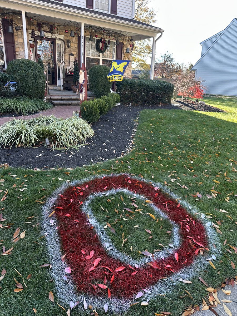 radmom24's tweet photo. It's on! Clevenger family is going down! πγ½οΈππ
#neighborlylove
#gamedayrivalry
#michiganfootball #ohiostatesucks
#GoBlue
#Michigan
#michiganfans https://t.co/IalSdjOVCP