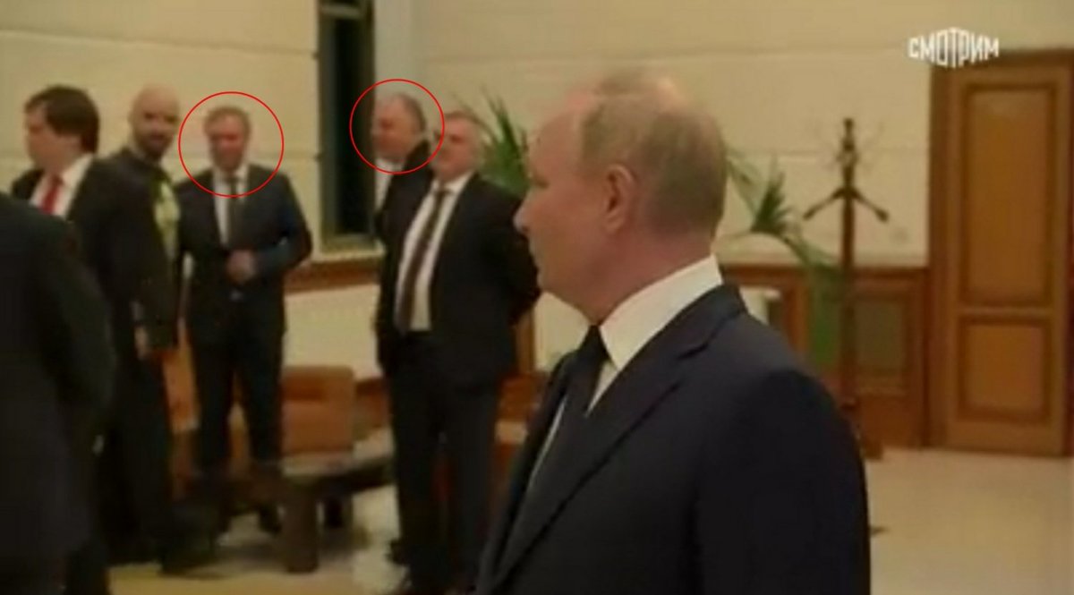mirek_szczerba's tweet photo. There is an even better photo from this video. We know that the third man on the right is Oleg Sotnikov. There are two more men standing in the middle of this photo to be deciphered...
@michaeldweiss @christogrozev @Dobrokhotov @the_ins_ru @VSquare_Project
#OSINT #Rubtsov 
👇 https://t.co/FV1Yu5LTw8