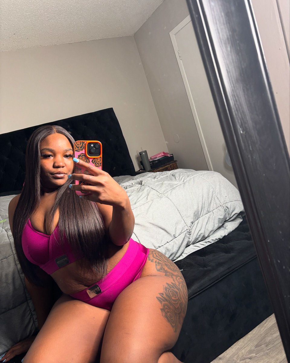 Chocobooty__'s tweet photo. Dose of me 💕| Which picture wins ? 🤤 https://t.co/YYCYRrk7P9