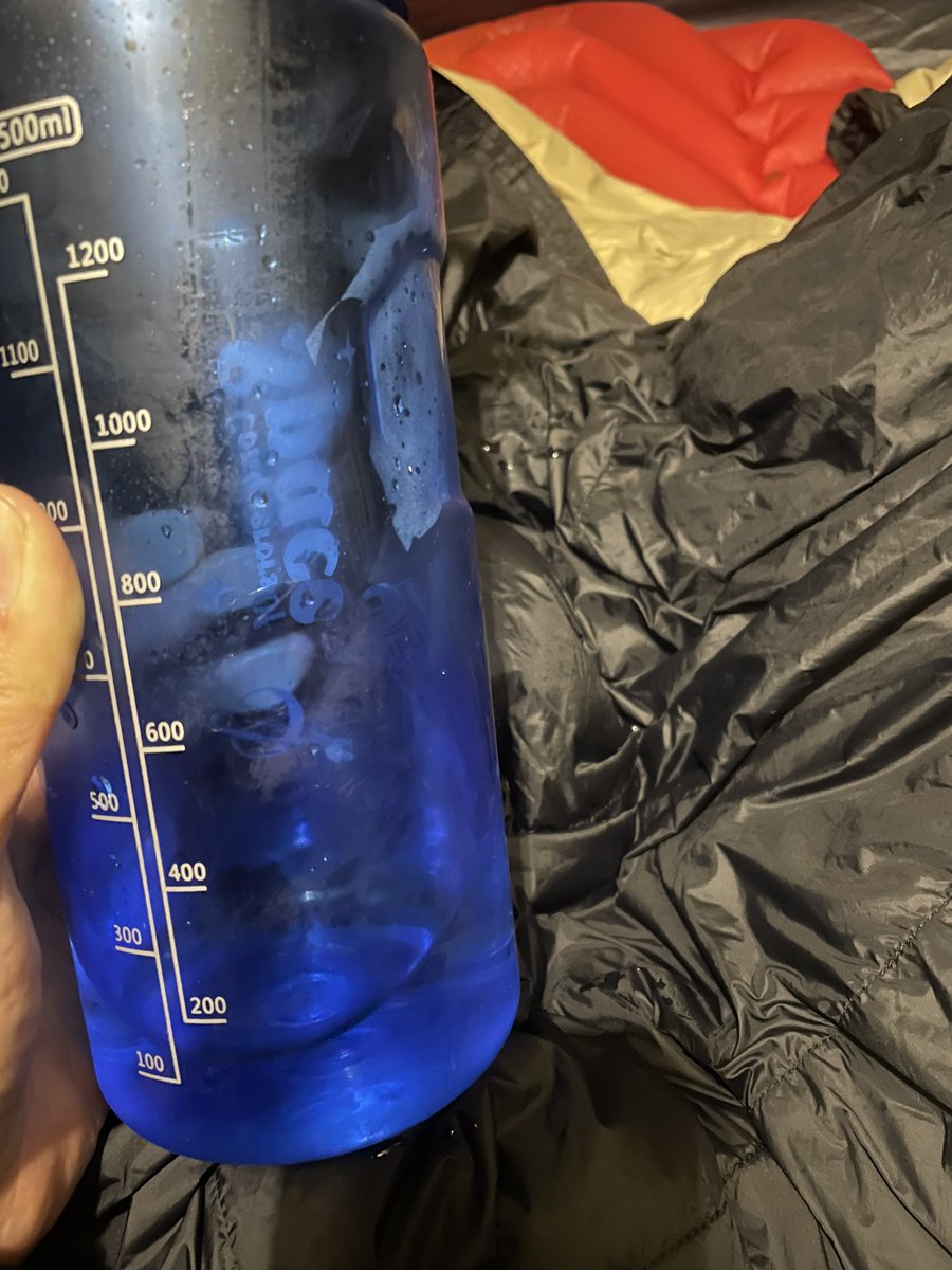 199_ryu's tweet photo. わっ！寝袋の中でおねしょしちゃった！
と思ったらナルゲンボトルで作った湯たんぽの水が1リットルぐらい漏れてた。。。
致命的、これ山でやったら死んでたわ。。。 https://t.co/UWfIRcJzdR