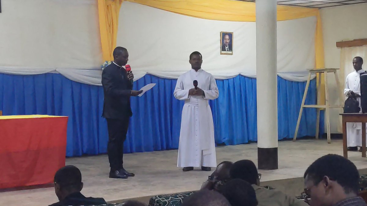 CerclePaul's tweet photo. Komite nshya igizwe na Théophile NSANGIRANABOSE (Président), Jean Claude DUSENGIMANA (Secrétaire) na JMV UWUBUTATU (Trésorier).
Turashimira abasoje imirimo: Diacre Jean Renovatus IRADUKUNDA (Président), Fratri Elaste IZIBYOSE (Secrétaire) na Servillien TUYISHIMIRE (Trésorier). https://t.co/QDPe1stv0D