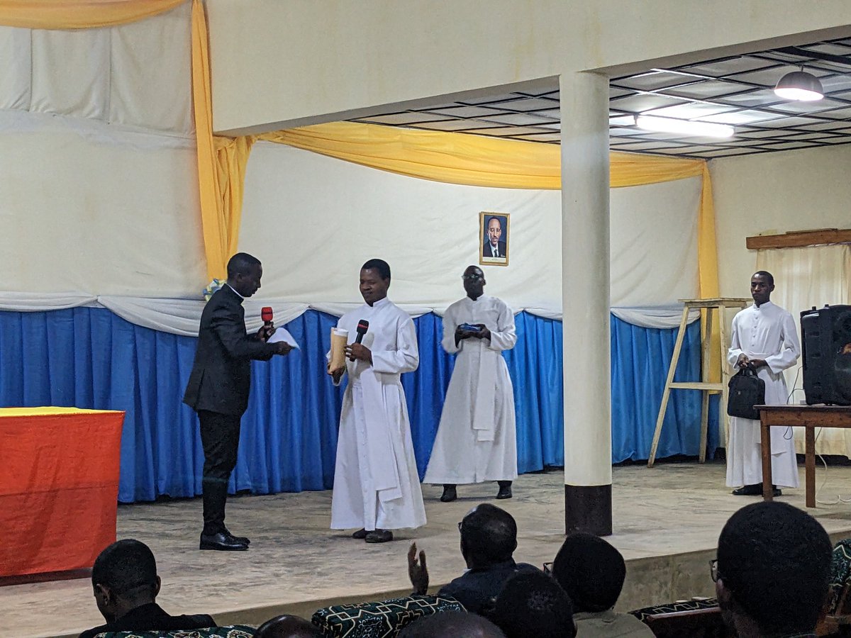 CerclePaul's tweet photo. Komite nshya igizwe na Théophile NSANGIRANABOSE (Président), Jean Claude DUSENGIMANA (Secrétaire) na JMV UWUBUTATU (Trésorier).
Turashimira abasoje imirimo: Diacre Jean Renovatus IRADUKUNDA (Président), Fratri Elaste IZIBYOSE (Secrétaire) na Servillien TUYISHIMIRE (Trésorier). https://t.co/QDPe1stv0D
