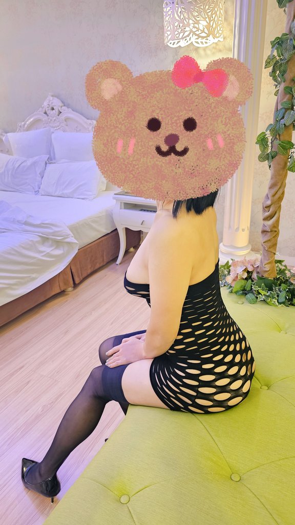 好久沒穿這件
洞洞連身裙😅😅😅 https://t.co/d44BOj9S9B
