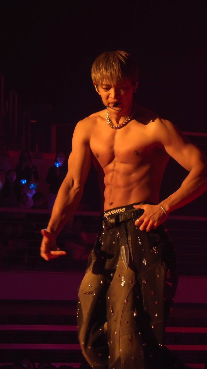 PopBase's tweet photo. Minho of SHINee looks statuesque at his concert ‘MEAN : of my first.’ https://t.co/NQjOkuLIzK