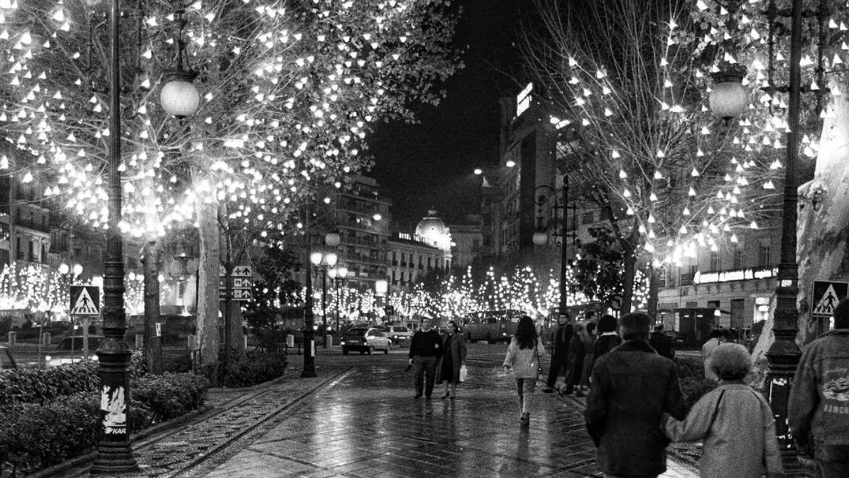 Hoy se inaugura el alumbrado navideño en #Granada. Tal día como hoy de 1987 la temperatura mínima fue de -1ºC y la máxima de 11ºC. Hoy casi le podremos dar la bienvenida a la Navidad “oficial” en manga corta. Cada cual que saque sus conclusiones. En la primera fotografía vemos