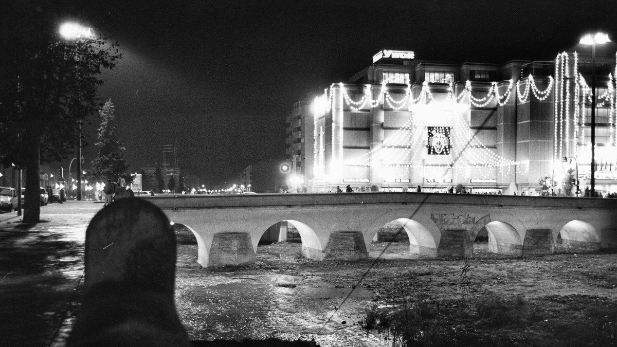 granadaoldpics1's tweet photo. Hoy se inaugura el alumbrado navideño en #Granada. Tal día como hoy de 1987 la temperatura mínima fue de -1ºC y la máxima de 11ºC. Hoy casi le podremos dar la bienvenida a la Navidad “oficial” en manga corta. Cada cual que saque sus conclusiones. En la primera fotografía vemos iluminado el edificio que todavía se le sigue conociendo como Los Sánchez aunque los más jóvenes lo identifican más con la marca de un supermercado.
La segunda fotografía desde la Carrera de la Virgen nos muestra la Fuente de las Batallas todavía haciendo de rotonda y desplazada más a la izquierda. Fotografías del archivo del @aytogr
