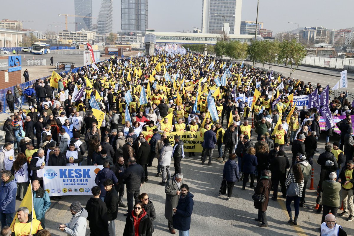 KESK1995's tweet photo. KESK olarak ‘Geçinemiyoruz Yoksulluğa Karşı Mücadelede Birleşiyoruz! şiarıyla düzenlediğimiz mitinge katılarak emeğin, eşitliğin ve adaletin sesine ses olan, dayanışmamıza güç katan tüm emek-meslek örgütlerine, demokratik kitle kuruluşlarına, emekli örgütlerine, siyasi partilere, yerel inisiyatiflere ve bireysel olarak destek veren tüm dostlarımıza yürekten teşekkür ediyoruz.
 Hala yollarda olan arkadaşlarımıza iyi yolculuklar dileriz.
KESK Yürütme Kurulu.