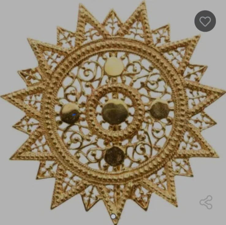 alulapan's tweet photo. The auctioneers claim it was sold before and not claimed. The reason no doubt since the central cross and the 4 crosses have been defaced no doubt to hide its identity! Compare original with auction @UNESCO_Addis @ArtRestitution @OpenRestitution @SwissAddisAbaba @mfaethiopia https://t.co/42Nhhp5JbL