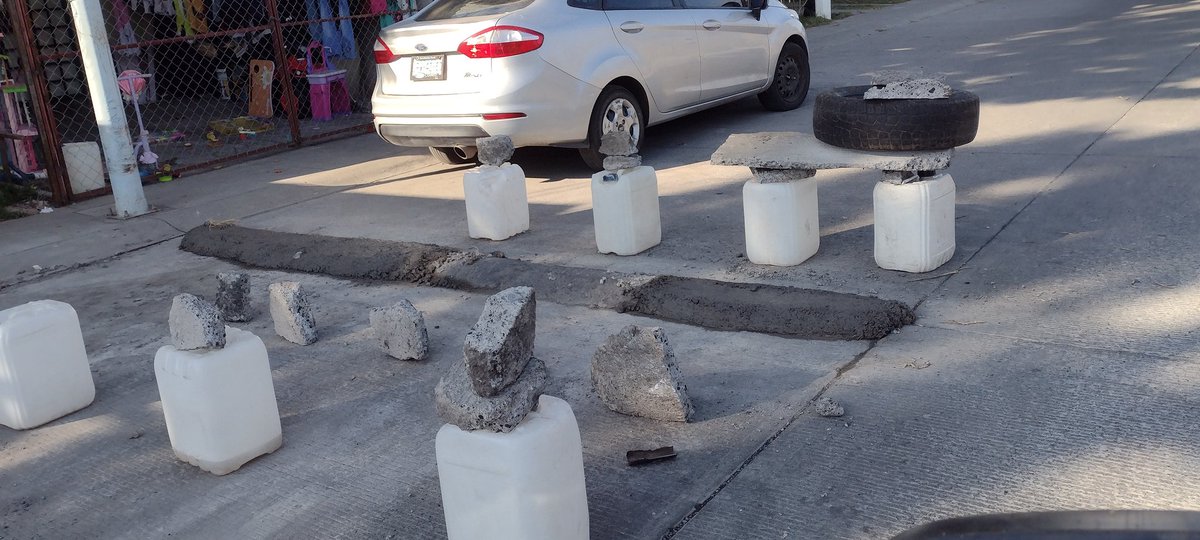 CastanYan's tweet photo. El ayuntamiento otorgó permiso para hacer este tope? O cada quien puede haces tope afuera de la casa, topes mal hechos!!! dañan la suspensión de vehículos,  Falta educación vial a muchos conductores pero esa no es solución. En Villas del Pedregal calle Olivino casi esquina Perla https://t.co/bxty3l783d