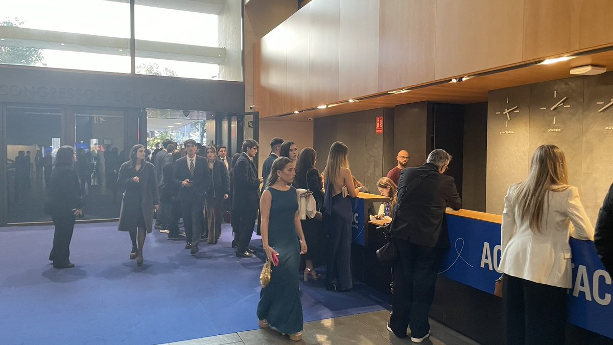 🫶🏽 Hola hola familia 🫶🏽

🎊 Ya estamos ultimando detalles en la <a href="/palaucongcat/">Palau Congressos Cat</a> para que comience la ceremonia de #GraduaciónESIC de las promociones 23-24 de #ESICBCN. 

🤩 Que ganas de que empiece ya.